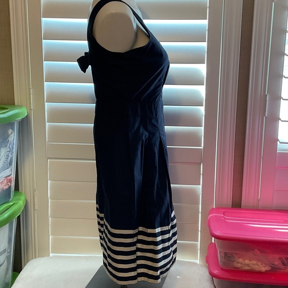 Chic Navy Dress with White Stripes - Picture 5 of 11